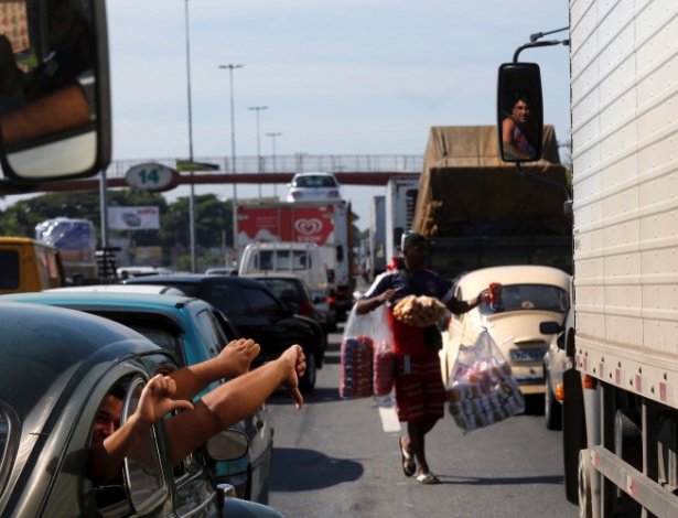 Motoristas sofrem com engarrafamento na avenida Brasil em direção ao centro do Rio, na altura da Penha - Custódio Coimbra/Agência O Globo