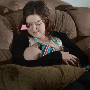Sarah Bailey amamenta Patrick, de cinco semanas, enquanto usa o Google Glass - Reprodução/News Limited