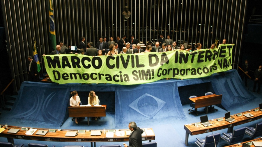 22.abr.2014 - Senadores e membros da sociedade civil comemoram com faixa a aprovação do Marco Civil da Internet