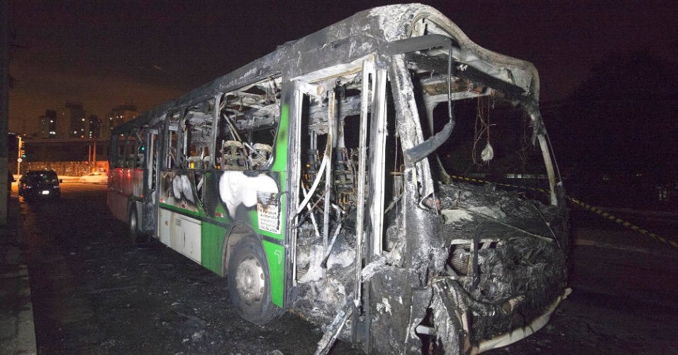 22.abr.2014 - Ônibus é incendiado na avenida João Paulo 1º, próximo do cruzamento com a rua Ipameri, na Vila Brasilândia, zona norte da capital paulista