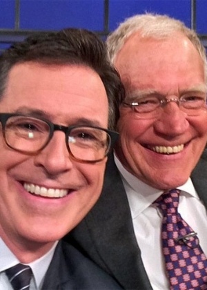Stephen Colbert (esquerda) assumiu o "Late Show", deixado por David Letterman