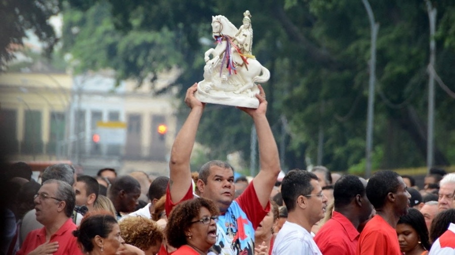 24.abr.2014 - Devoto de São Jorge carrega imagem no Rio, do lado de fora da igreja São Gonçalo Garcia e São Jorge, na região central da capital fluminense