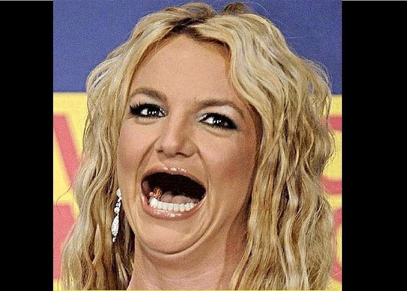 Britney Spears faz careta durante programa de televisão