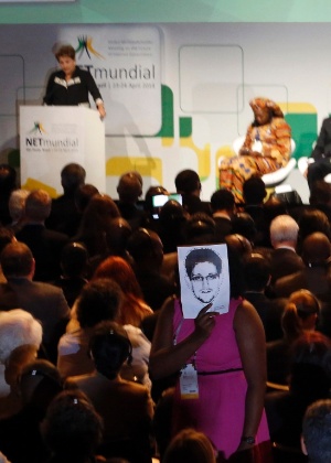 Manifestante usa cartaz com rosto de Snowden durante discurso de Dilma Rousseff no Netmundial. No evento, a presidente sancionou Marco Civil  - Reuters
