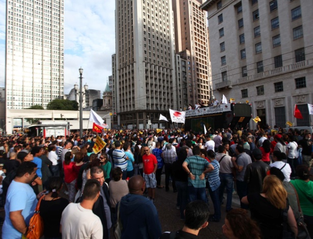 Manifestação de professores em frente à Prefeitura de São Paulo  - Renato S. Cerqueira/Futura Press/Estadão Conteúdo