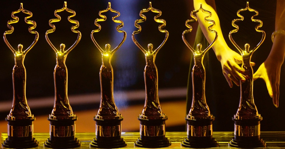 24.abr.2014 - Atendente segura um troféu do prêmio Tiantan Awards durante a cerimônia de encerramento do 4º Festival Internacional de Cinema de Pequim, na China