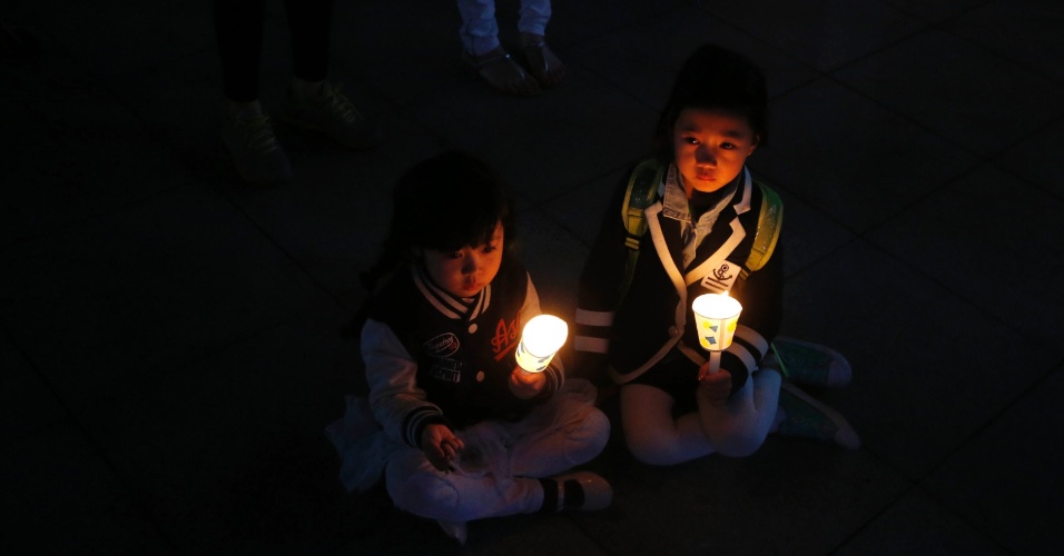24.abr.2014 - Crianças participam de uma vigília em homenagem as vítimas do naufrágio na Coréia do Sul