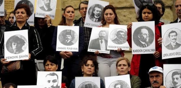 Turcos e armênios seguram fotografias das vítimas do genocídio, no ano passado - Sedat Suna/EFE