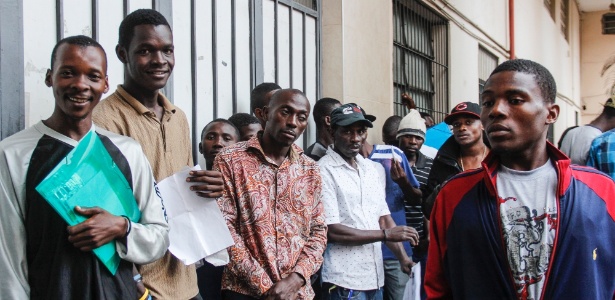 Após receberem ajuda do governo do Acre para vir a São Paulo, haitianos aguardam na fila para retirar carteiras de trabalho - Mariana Topfstedt/ Sigmapress/ Estadão Conteúdo 