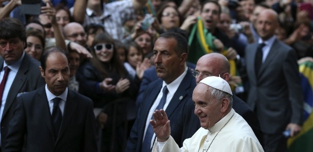 Papa Francisco acena para fiéis ao deixar a igreja de Santo Inácio, em Roma - Alessandro Bianchi/Reuters