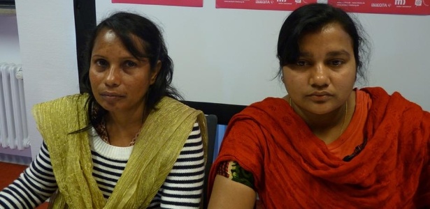 Shila Begum (à direita), sobrevivente do desabamento que matou mais de mil pessoas em Bangladesh há um ano, cobra indenização  - J. Kabir/DW/Reprodução