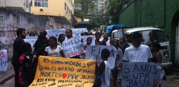 Grupo de parentes e amigos do dançarino Douglas Rafael da Silva Pereira, o DG, protestaram com cartazes pedindo a saída da UPP da favela Pavão-Pavãozinho - Gustavo Maia/UOL
