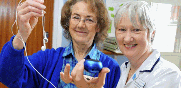 A britânica Christine Reeve (à esquerda), que sofre de Parkinson, e a fisioterapeuta Fiona Lindop  - Reprodução/Daily Mail