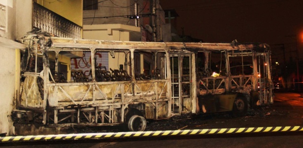 Ônibus foi queimado na rua Madre Teresa de Calcutá, em Taboão da Serra (SP) - Nivaldo Lima/Futura Press/Estadão Conteúdo