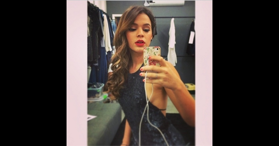 A atriz Bruna Marquezine (@brumarquezine) é uma das (muitas) celebridades adeptas dos 'selfies' (autorretratos) no Instagram. Ela costuma publicar fotos dos bastidores das gravações de novelas - Reprodução/Instagram/@brumarquezine