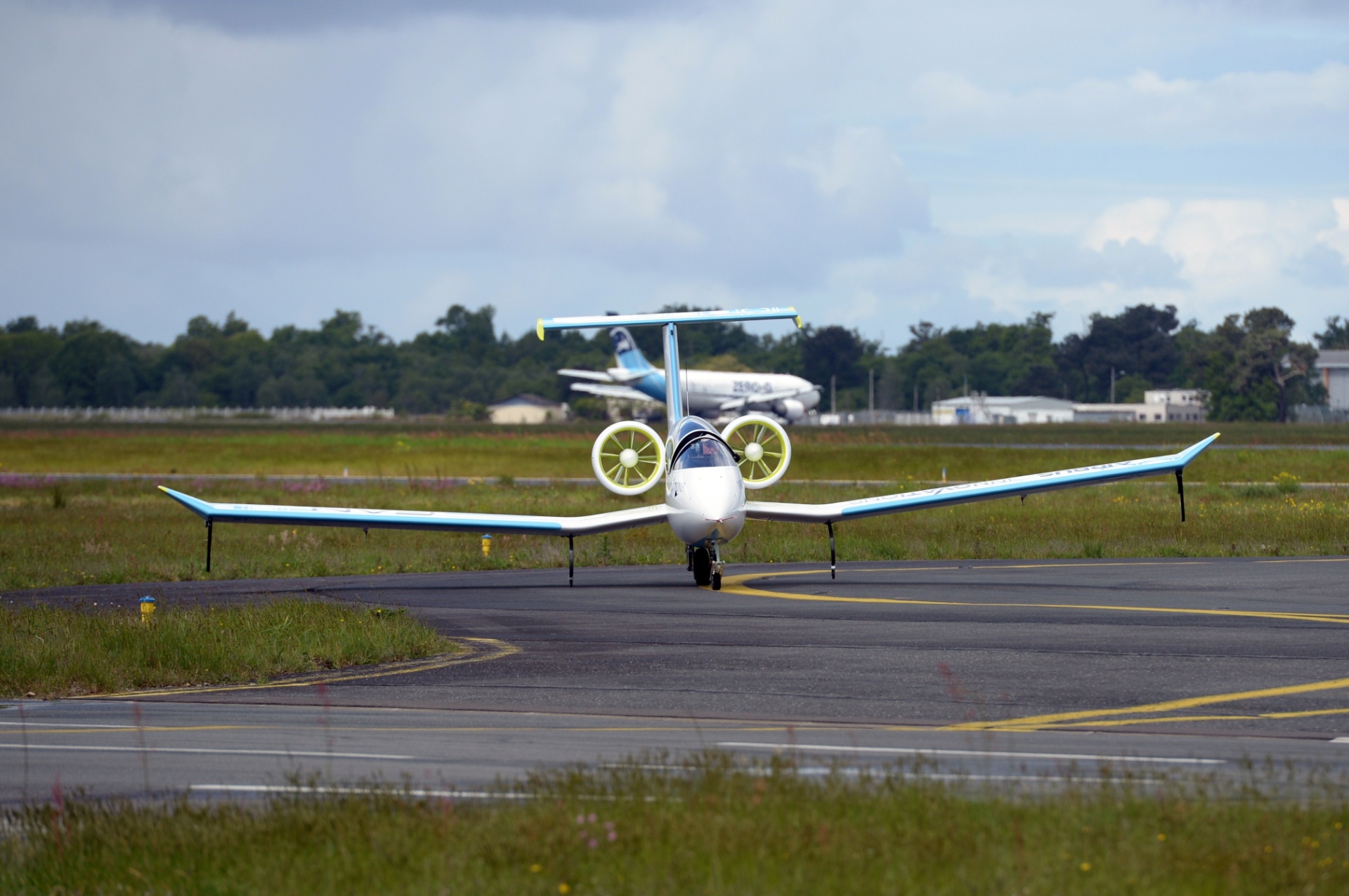 A pequena aeronave e-Fan, da Airbus, tem dois lugares, 6,7 metros de comprimento, 9,5 de envergadura e foi construída em fibra de carbono - Regis Duvignau/AFP