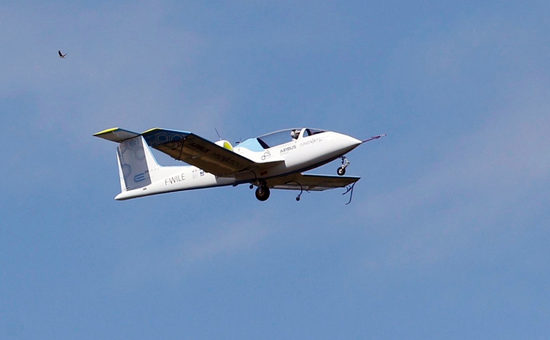 Capaz de alcançar 220 km/h, o avião elétrico e-Fan, da Airbus, é ideal para voos curtos, de 45 minutos a uma hora, segundo o diretor de Tecnologia e Inovação do Grupo Airbus, Jean Botti - Regis Duvignau/AFP