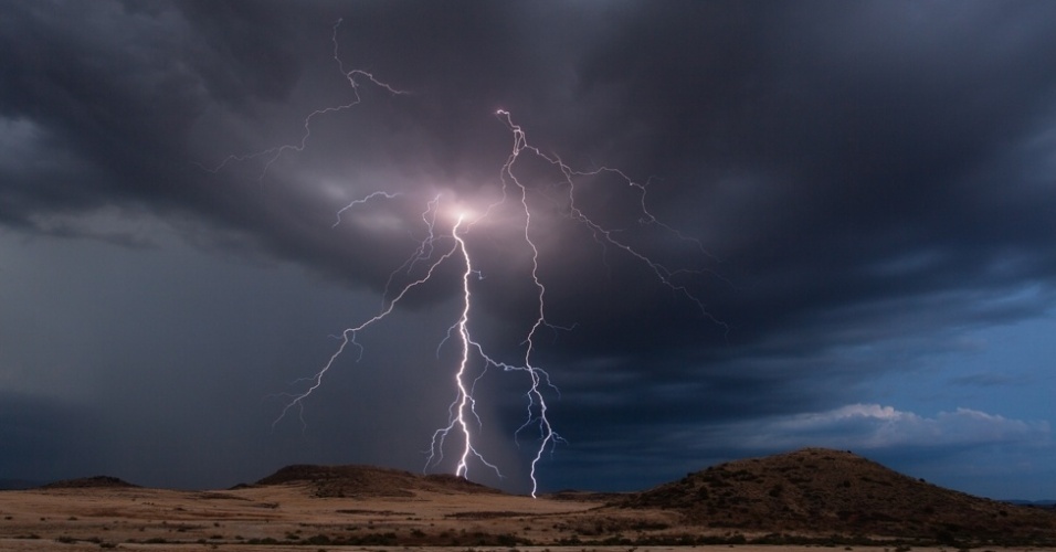 O caçador de tempestades Mike Olbinski, 39, tem fotografado fenômenos climáticos extremos no sul dos Estados Unidos. Olbinski passa grande parte de seu tempo livre fazendo os registros. As fotos incluem tempestades de raios e grandes células, supertempestades caracterizadas por uma persistente corrente de ar ascendente giratória. A maioria dos fenômenos foi capturada nos Estados de Arizona, Kansas e Texas