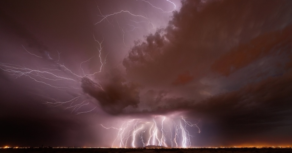 O caçador de tempestades Mike Olbinski, 39, tem fotografado fenômenos climáticos extremos no sul dos Estados Unidos. Olbinski passa grande parte de seu tempo livre fazendo os registros. As fotos incluem tempestades de raios e grandes células, supertempestades caracterizadas por uma persistente corrente de ar ascendente giratória. A maioria dos fenômenos foi capturada nos Estados de Arizona, Kansas e Texas