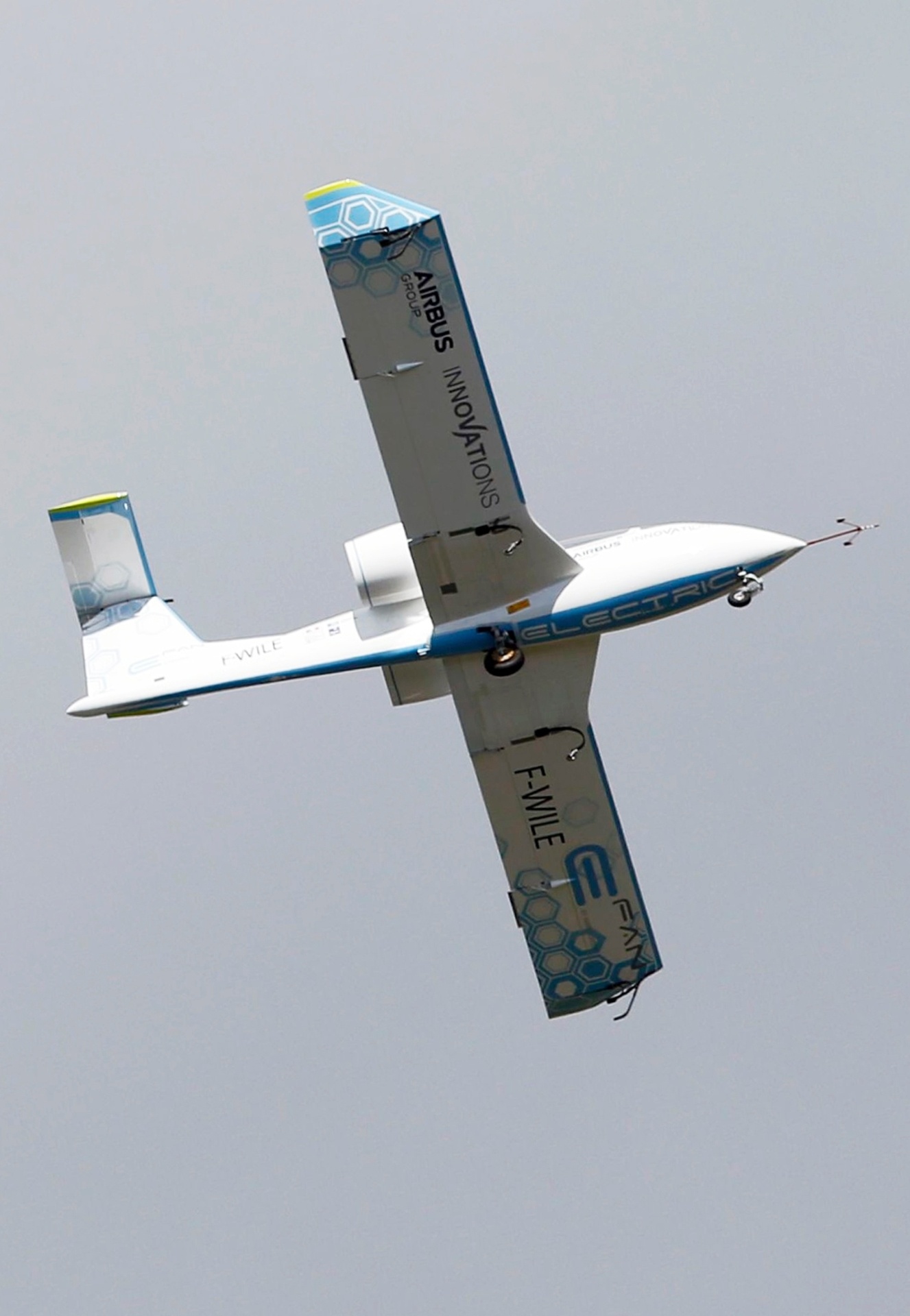 O ministro de Economia e Indústria da França, Arnaud Montebourg, disse que considera o e-Fan, da Airbus "a primeira etapa do setor para uma produção de gerações sucessivas de aviões elétricos de tamanho cada vez maior, até que sejam construídos aviões de grande porte totalmente elétricos nos próximos 20 anos" - Jean-Pierre Muller/AFP