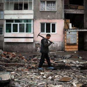 Homem caminha entre as ruínas de uma casa demolida em um subúrbio na cidade de Plovdiv, na Bulgária