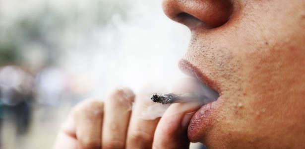 26.abr.2014 - Jovem fuma cigarro de cannabis durante a Marcha da Maconha de SP - Reinaldo Canato/UOL