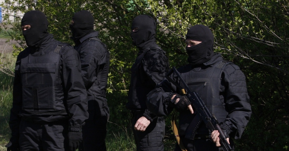26.abr.2014 - Voluntários do batalhão ucraniano 