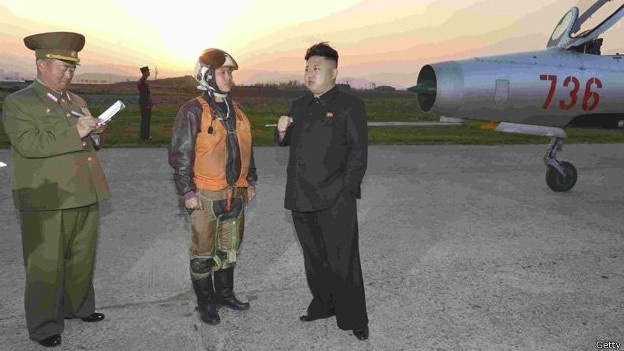 28.abr.2014 - Fotografias divulgadas recentemente do líder norte-coreano Kim Jong-un chamaram a atenção por um detalhe em comum: em todas as fotos, ele aparece rodeado por oficiais e generais fazendo anotações em cadernos. As imagens foram publicadas pela Agência de Notícias Central (KCNA) no país e mostram Kim Jong-un caminhando em um porto pesqueiro, conversando com um piloto que faz um voo de treinamento e inspecionando as instalações de um acampamento juvenil reformado. E quem são aqueles homens fazendo tantas anotações? Eles não são jornalistas, e sim soldados, membros do partido ou funcionários do governo, que registram até as piadas feitas pelo líder
