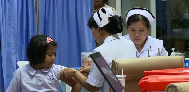 Criança recebe vacina contra dengue na Tailândia, em estudo de fase 3 conduzido pela Sanofi Pasteur desde 2011. Segundo a farmacêutica, houve redução de 56% dos casos da doença nos cinco países da Ásia que receberam a imunização. Estudo semelhante está sendo conduzido na América Latina e inclui o Brasil - Sanofi Pasteur