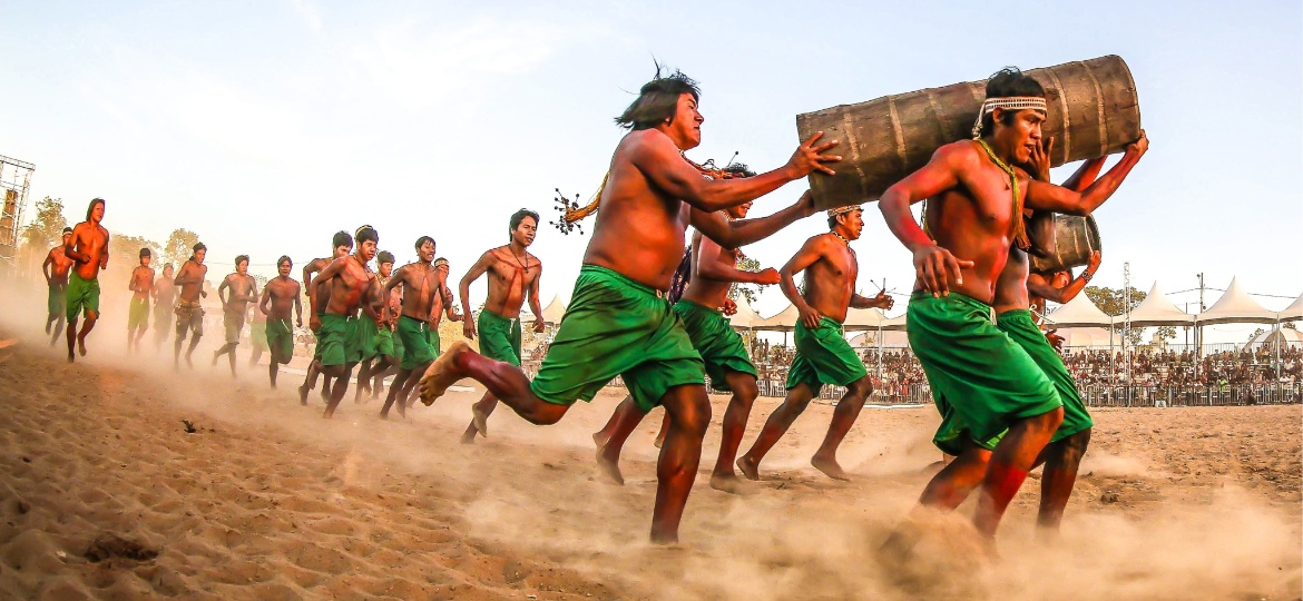 A corrida de toras integra as competições dos Jogos dos Povos Indígenas, da aldeia Alkara, na região Sucuri - William Volcov/Brazil Photo Press
