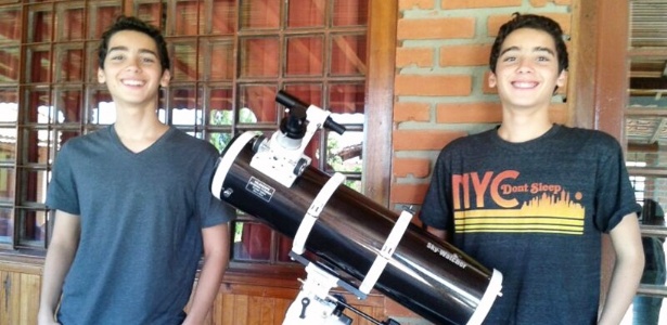 Daniel e Rafael ao lado de um telescópio, em Passa Quatro (MG), local de treinamento para as olimpíadas - Divulgação/Pâmela Marjorie