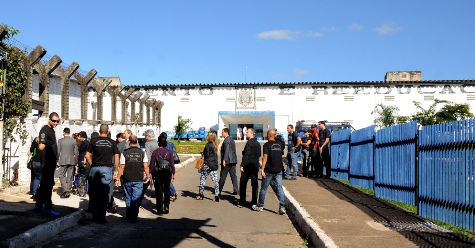 29.abr.2014 - Integrantes da Frente Parlamentar em Defesa dos Direitos Humanos, da Câmara dos Deputados, visitaram o Complexo Penitenciário da Papuda, em Brasília (DF), onde está preso desde novembro de 2013 o ex-ministro José Dirceu
