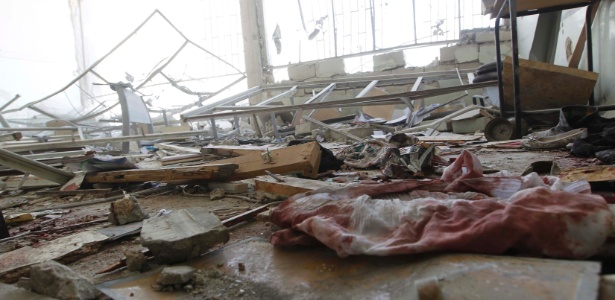 Escola em um bairro rebelde de Aleppo, no norte da Síria, atingida por bombardeio