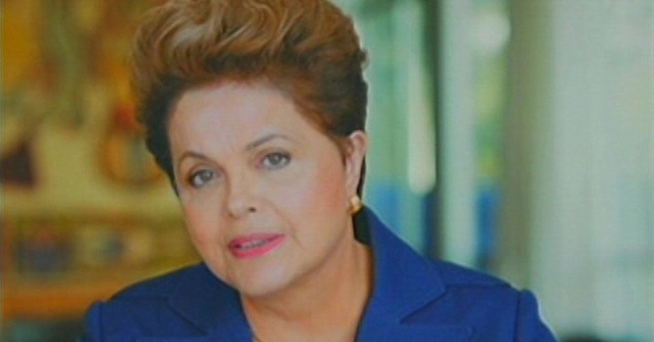 30.abr.2014 - Em meio a uma queda nas pesquisas, a presidente Dilma Roussseff (PT), que concorrerá à reeleição, anunciou nesta quarta-feira (30) um pacote de bondades que inclui um reajuste de 10% nos valores do Bolsa Família e a correção na tabela do IR (Imposto de Renda). O anúncio foi feito durante pronunciamento oficial pelo Dia do Trabalho, que é comemorado nesta quinta-feira (1º)