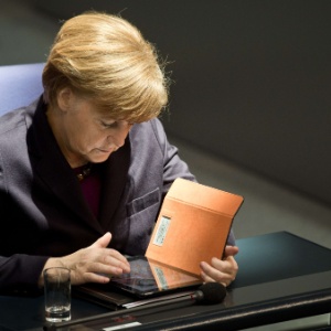 A chanceler alemã, Angela Merkel, durante sessão no Parlamento