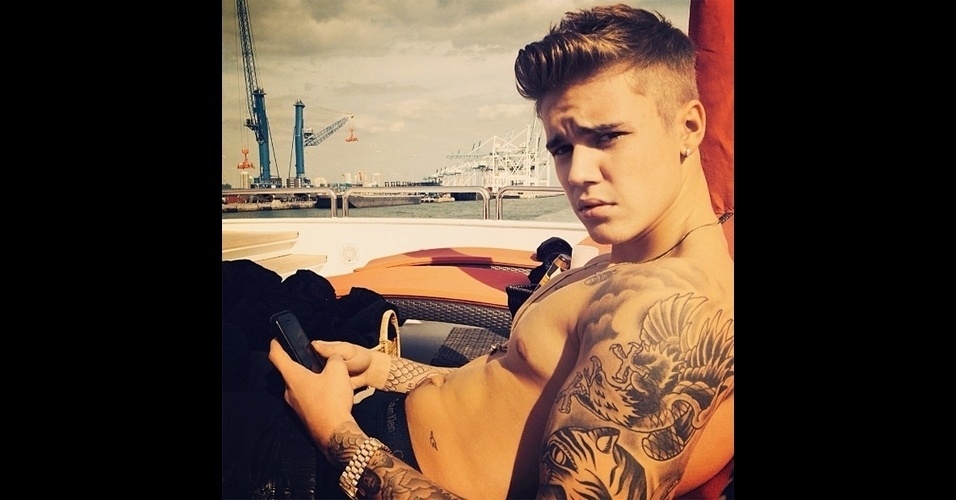 Nas fotos do Instagram (http://instagram.com/justinbieber), o cantor Justin Bieber aparece com um iPhone preto. Mas em outras imagens ele já apareceu também com um iPhone 5s dourado