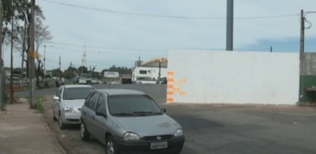 Muro construído pelo dono de um posto de gasolina no meio de uma rua que dá acesso à rodovia Anhanguera, em Limeira, tem causado reclamações de quem passa pelo local - Reprodução