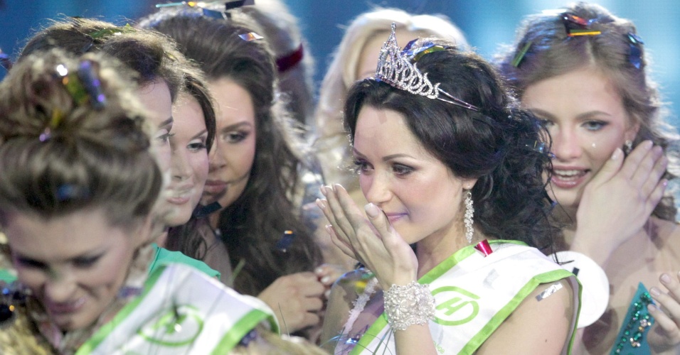 2.mai.2014 - Viktoria Miganovich (centro) chora após ser coroada Miss Belarus 2014 em Minsk