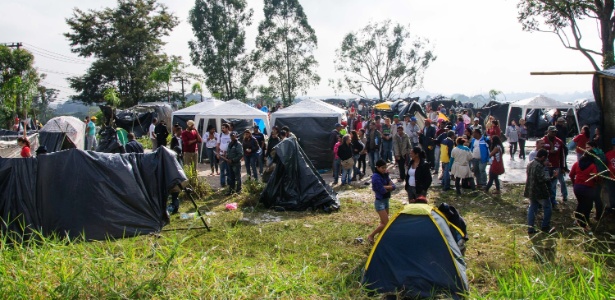 Cerca de 1.500 famílias integrantes do Movimento dos Trabalhadores Sem-teto invadiram um terreno próximo ao Estádio Itaquerão, na zona leste de São Paulo - Peter Leone/ Futurapress/ Estadão Conteúdo 