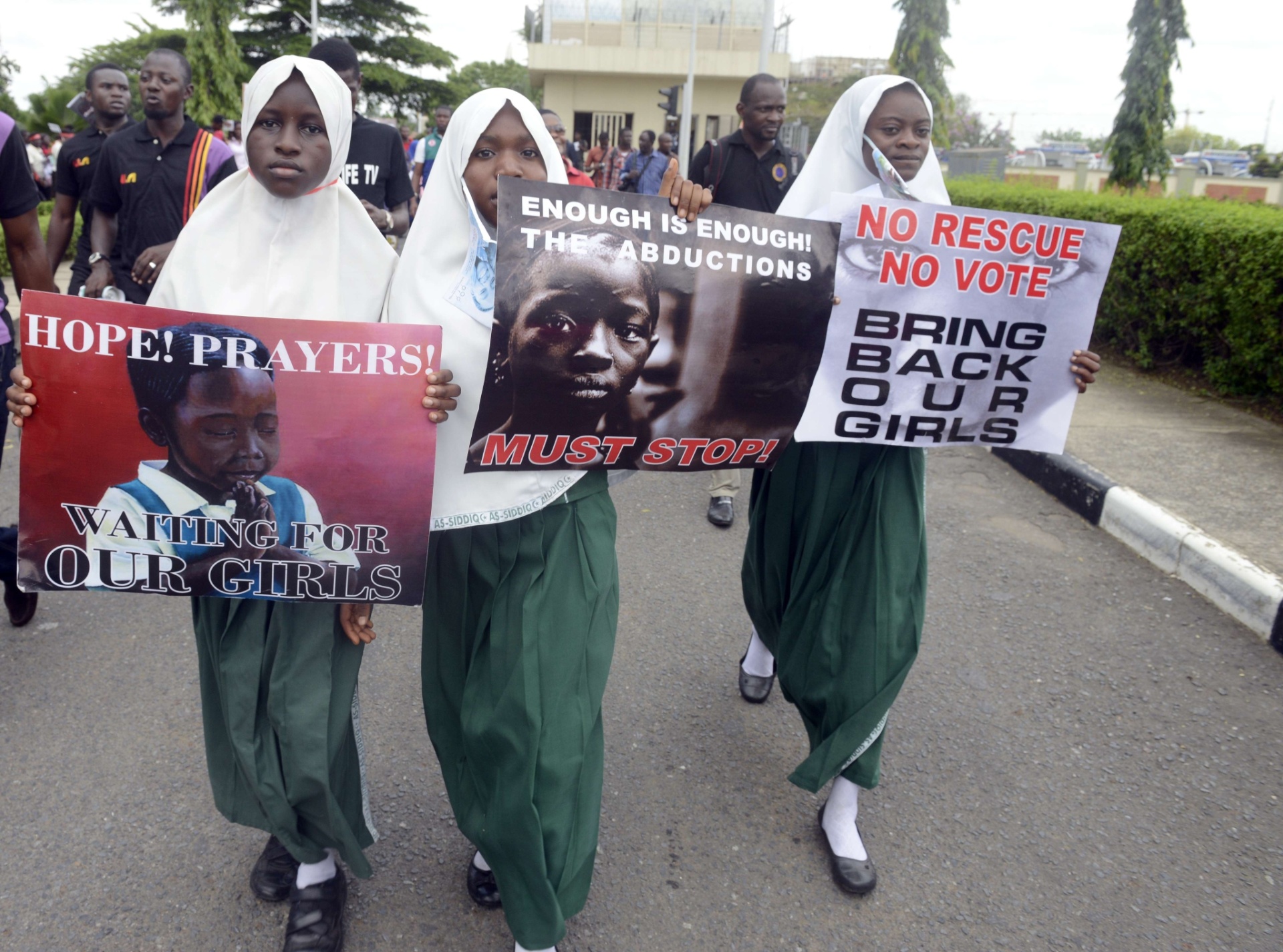5.mai.2014 - Nigerianos protestam em Lagos contra o sequestro de 276 meninas estudantes pelo grupo islâmico Boko Haram. As jovens foram levadas da escola em 14 de abril, e as autoridades acreditam que elas estejam em um cativeiro no campo da milícia, na floresta de Sambisa. O líder do grupo, Abubakar Shekau, ameaçou vender as estudantes "como escravas". Uma jovem que conseguiu fugir dos fundamentalistas afirmou que elas estão sendo vítimas de estupros coletivos - Pius Utomi Ekpei/AFP