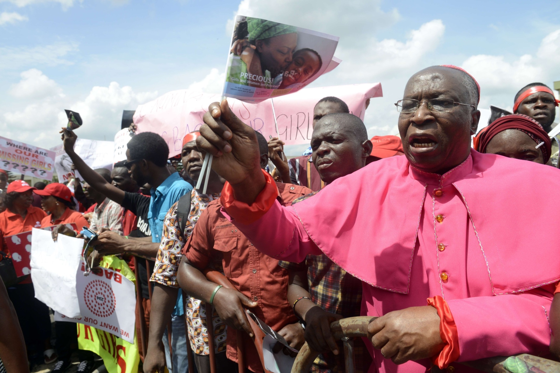 5.mai.2014 - Nigerianos protestam em Lagos contra o sequestro de 276 meninas estudantes pelo grupo islâmico Boko Haram. As jovens foram levadas da escola em 14 de abril, e as autoridades acreditam que elas estejam em um cativeiro no campo da milícia, na floresta de Sambisa. O líder do grupo, Abubakar Shekau, ameaçou vender as estudantes "como escravas" - Pius Utomi Ekpei/AFP