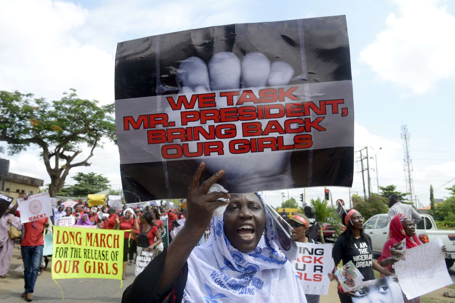 5.mai.2014 - Nigerianos protestam em Lagos contra o sequestro de 276 meninas estudantes pelo grupo islâmico Boko Haram. No cartaz se lê "Senhor presidente, traga de volta nossas meninas", em tradução livre. As jovens foram levadas da escola em 14 de abril, e as autoridades acreditam que elas estejam em um cativeiro no campo da milícia, na floresta de Sambisa. O líder do grupo, Abubakar Shekau, ameaçou vender as estudantes "como escravas". Uma jovem que conseguiu fugir dos fundamentalistas afirmou que elas estão sendo vítimas de estupros coletivos - Pius Utomi Ekpei/AFP