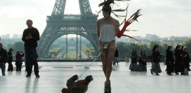 O artista sul-africano Steve Cohen amarrou um galo a seu pênis durante sua apresentação em Paris, em setembro do ano passado. A justiça definiu o ato como "exibicionismo sexual", mas ele não recebeu sentença - AFP