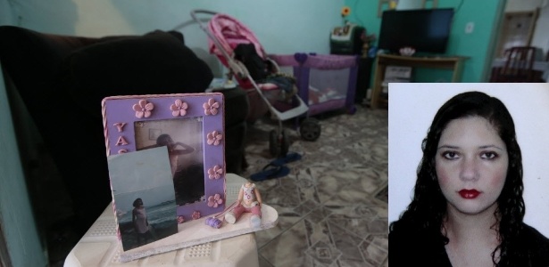 O porta-retrato com foto de Fabiane Maria de Jesus ainda está na sala da residência da dona de casa que morreu após ser espancada - Joel Silva/Folhapress