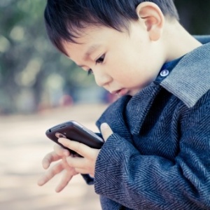 Crianças que brincam com o smartphone dos pais também não tiveram ganhos educacionais comparadas àquelas que não usam os aparelhos - Getty Images