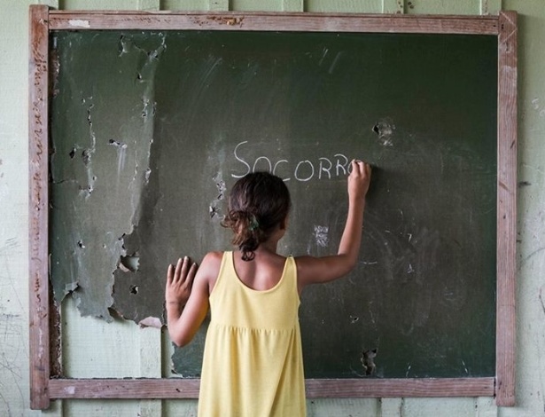Sem banheiro, alunos de escola do Pará usam buracos em matagal