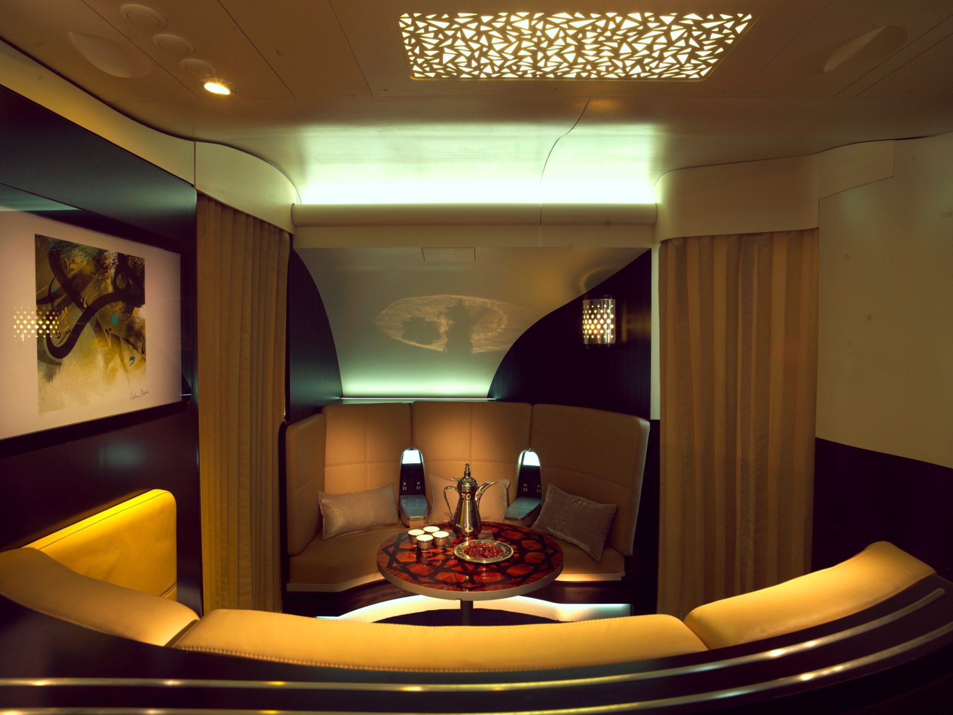 O Airbus A380 da Etihad Airways tem lobby com sofás, televisão de led e um bar, onde os passageiros de primeira classe e executiva podem relaxar e socializar durante o voo - Divulgação/Etihad