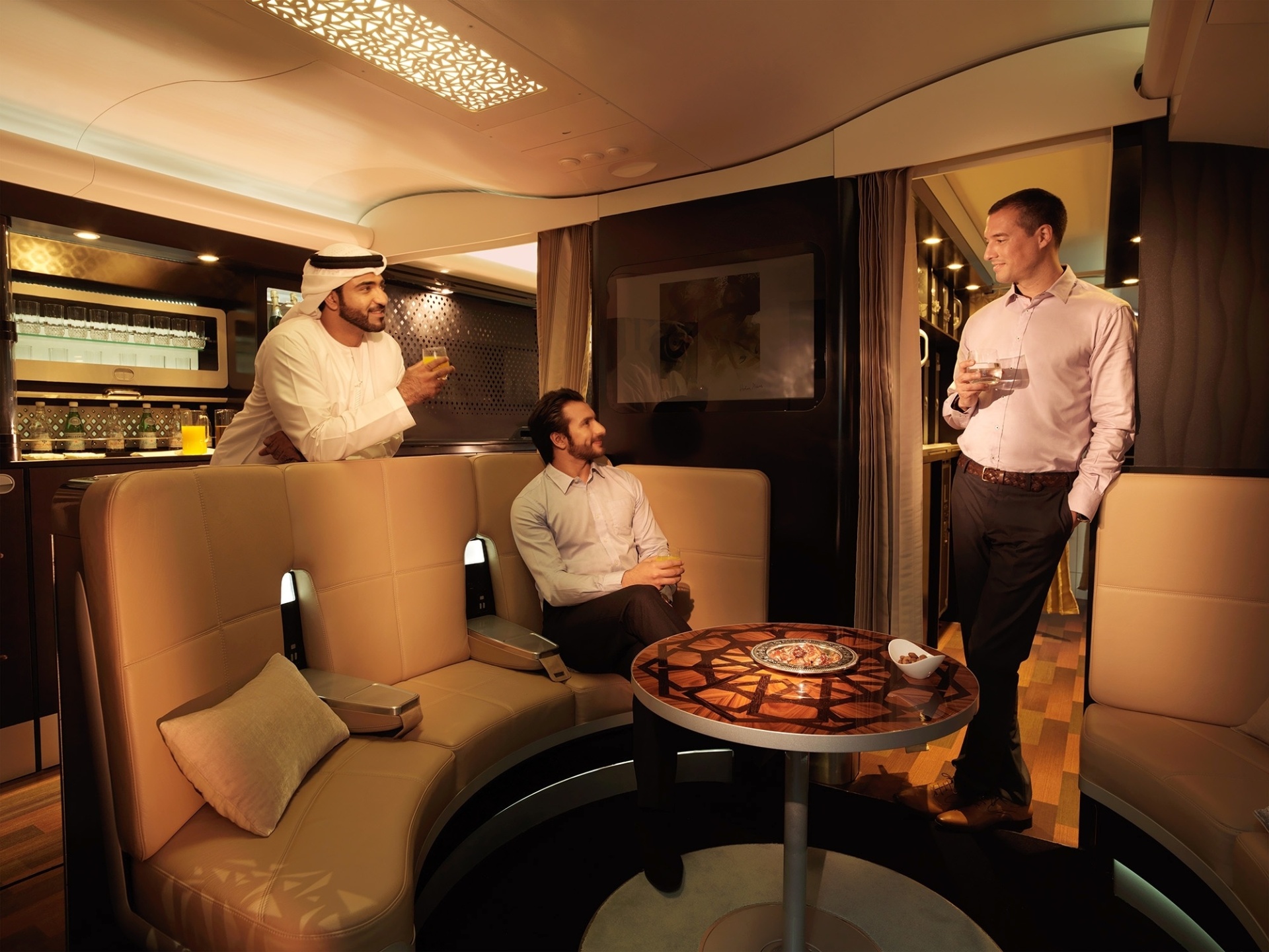 O Airbus A380 da Etihad Airways tem lobby com sofás, televisão de led e um bar, onde os passageiros de primeira classe e executiva podem relaxar e socializar durante o voo - Divulgação/Etihad