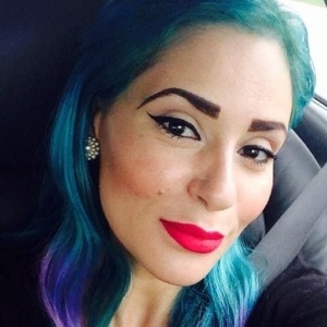 A maquiadora brasileira Denise Moretti Batista, 33, foi encontrada morta abraçada ao filho de dois anos, na casa em que residia, em Melbourne, na Austrália - Reprodução/Facebook