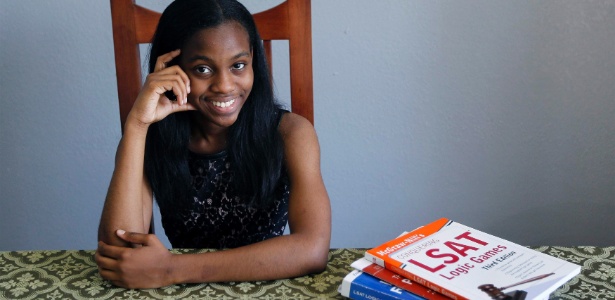 Grace Bush, de 16 anos, concluiu a graduação antes de receber o diploma do ensino médio  - Reuters/Andrew Innerarity 